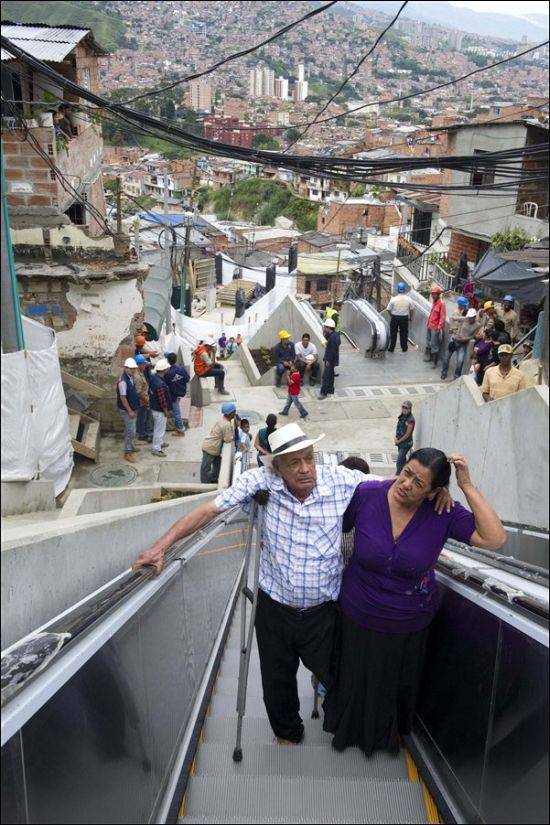 В колумбийских трущобах появились эскалаторы (5 фото)