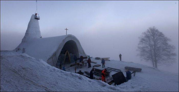 Церковь из снега (5 фото)