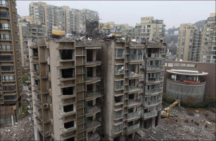 Как китайские рабочие сносят жилой дом (3 фото)