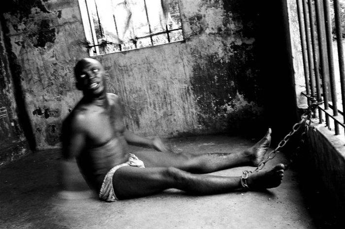 Жуткие фото тюрем и больниц в Сьерра-Леоне (63 фото)