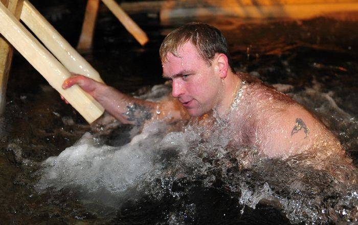 Традиционные крещенские купания 2012 (200 фото)