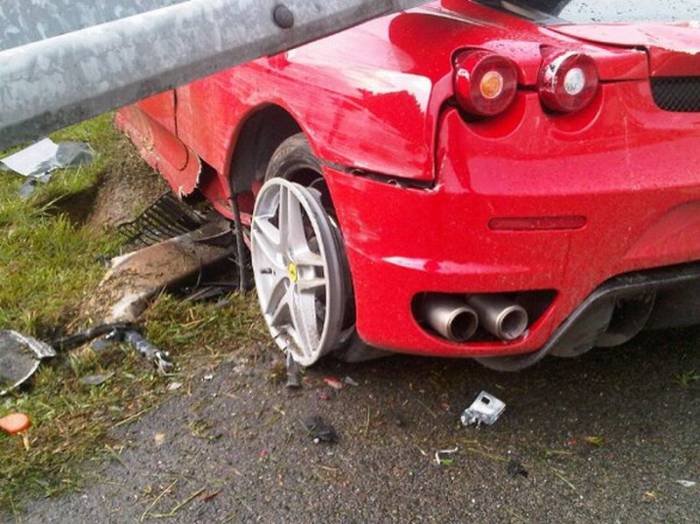Разбитая Ferrari F430 (6 фото)