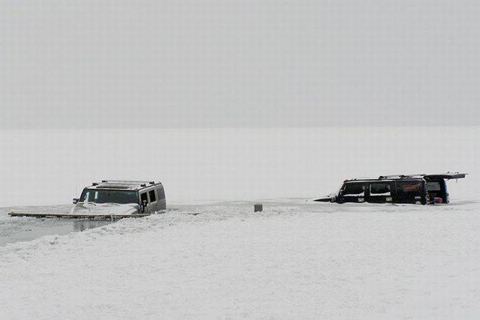 Утопленные Hummer H2 в озере Балатон (12 фото)