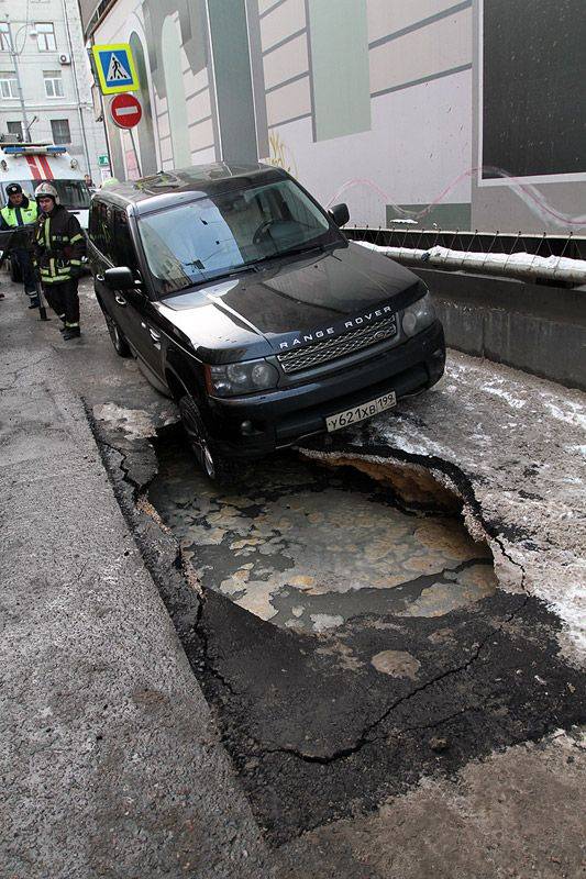 В центре Москвы провал грунта (5 фото)