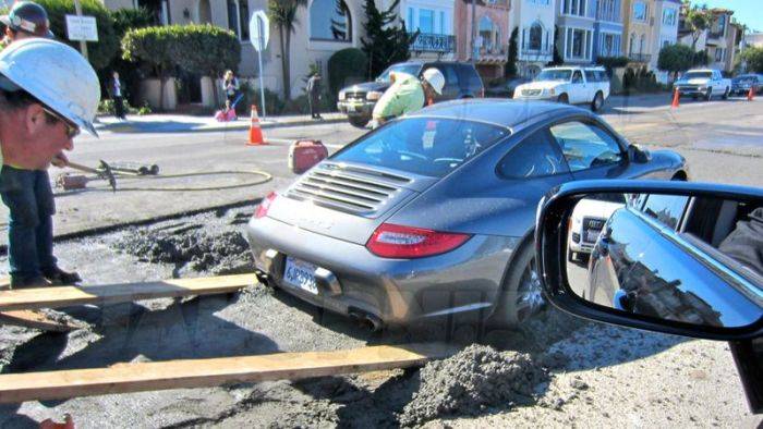 Porsche 911 запарковался в бетоне (4 фото)