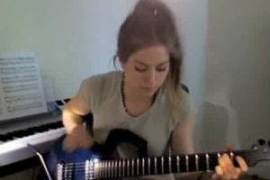 Девушка классно играет на гитаре