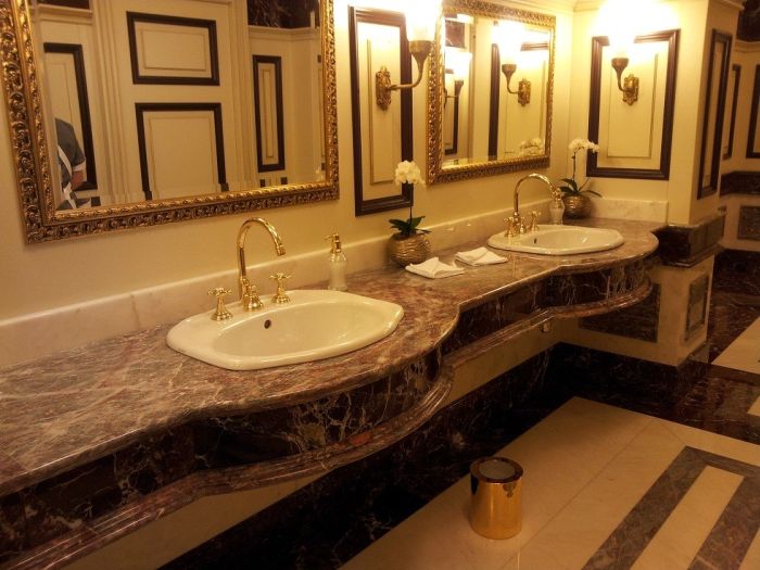 В ГУМе открылся царский туалет (10 фото)