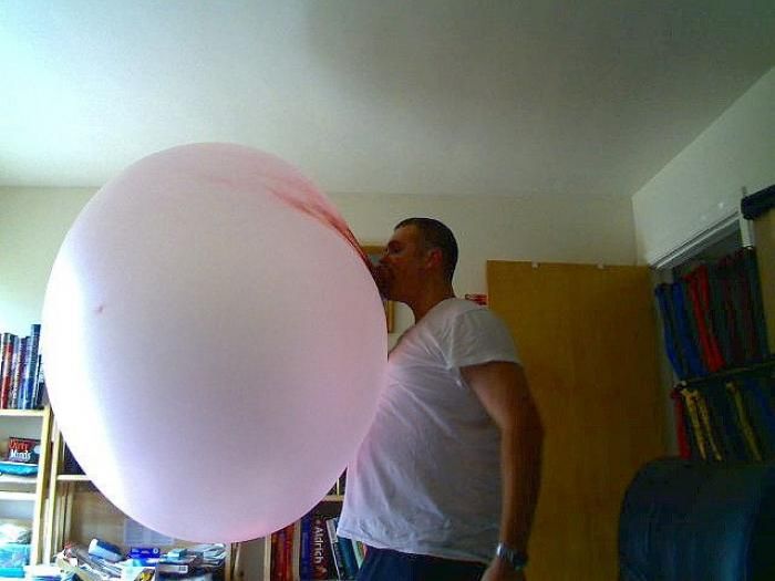 Самый огромный пузырь из жвачки (5 фото)