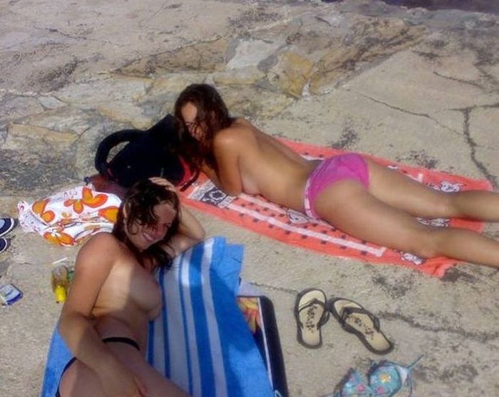 Девушки на пляже в стиле НЮ