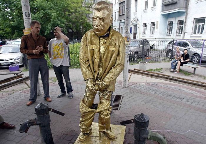 Скульптурная композиция писающего Сталина (5 фото)
