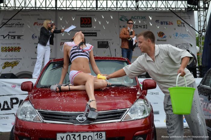 Конкурс "мокрых маек" и мойка авто в бикини (18 фото)