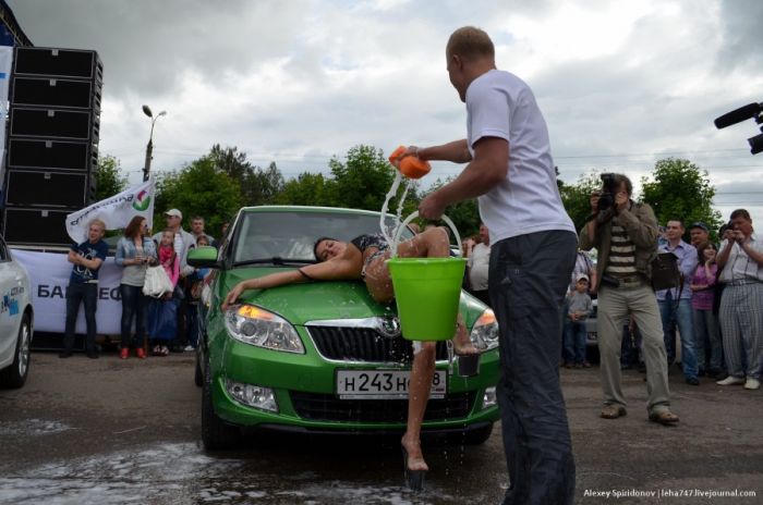 Конкурс "мокрых маек" и мойка авто в бикини (18 фото)