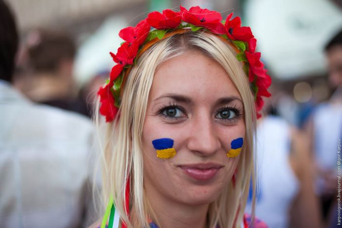 Симпатичные болельщицы на матче Украина-Швеция (30 фото)