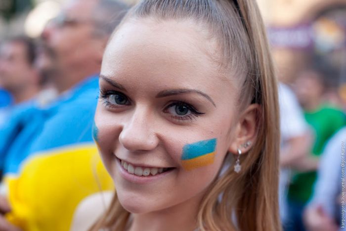 Симпатичные болельщицы на матче Украина-Швеция (30 фото)