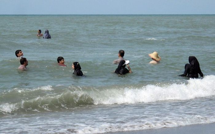 Девушки и женщины Ирана на пляже (5 фото)