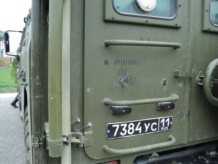 Обстрелянный командно-штабной автомобиль на базе СТС "Тигр" (7 фото)