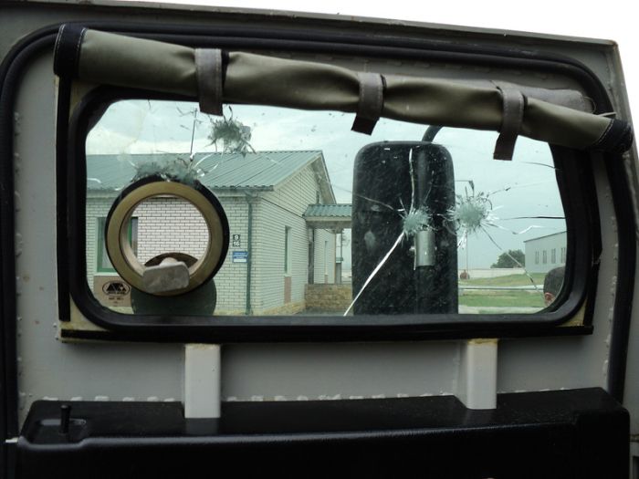 Обстрелянный командно-штабной автомобиль на базе СТС "Тигр" (7 фото)