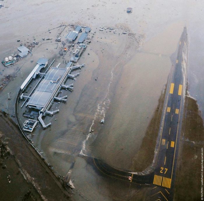 Японский аэропорт, разрушенный цунами (30 фото)