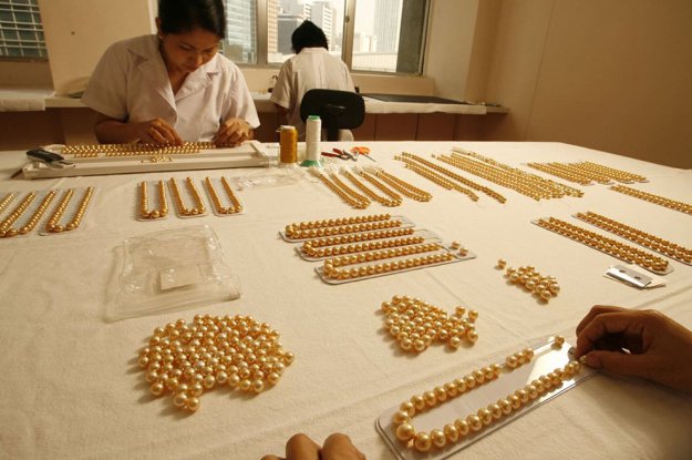 Производство редкого золотого жемчуга (23 фото)