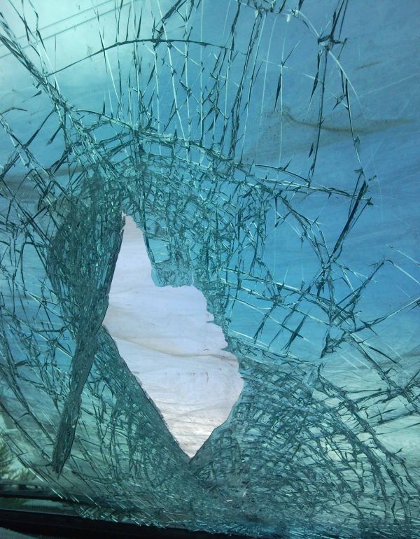 Странный предмет пробил лобовое стекло (7 фото)
