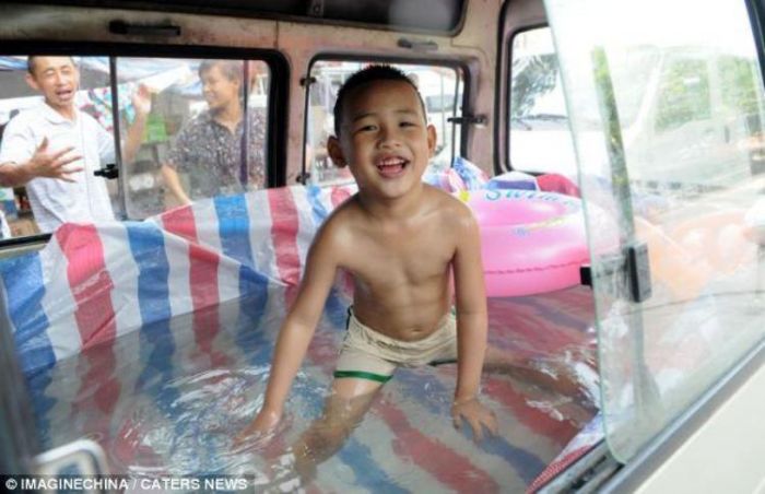 Как спасаются от жары в Китае (4 фото)