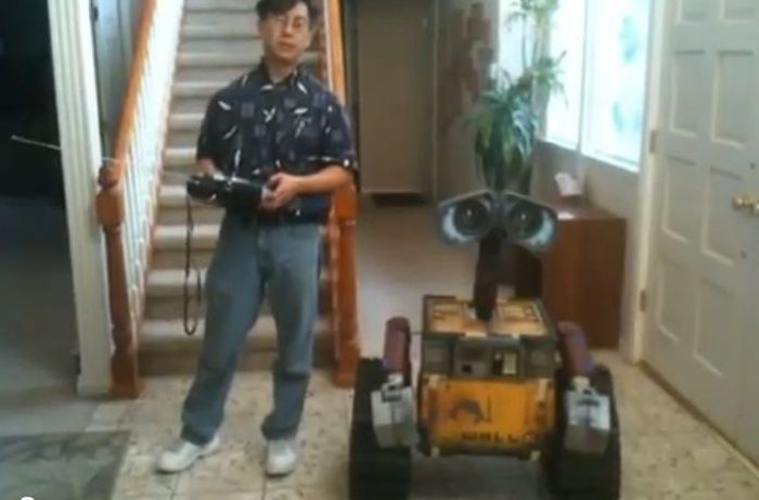 Удивительная копия робота WALL-E (8 фото)