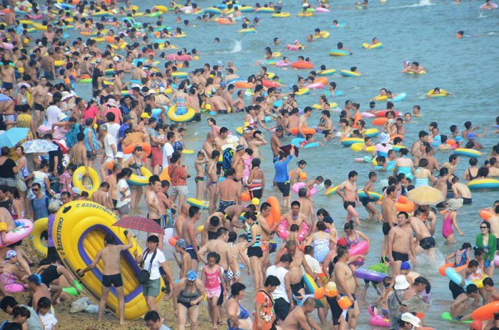 Жаркий день на китайском пляже (12 фото)