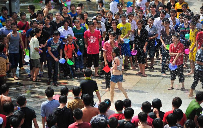 Водный фестиваль в Китае перерос в нападение на женщин