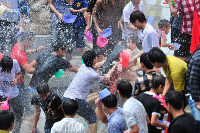 Водный фестиваль в Китае перерос в нападение на женщин