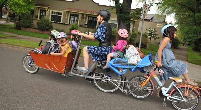 Интересный транспорт для шести детей (8 фото)
