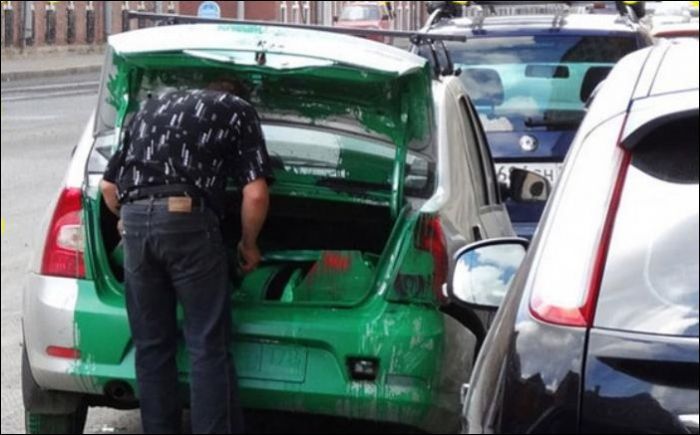 Зеленая краска в багажнике (2 фото)