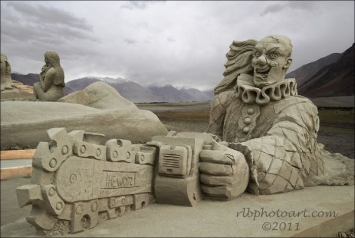 Подборка удивительных скульптур из песка