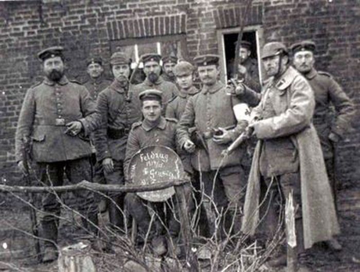 Рождество 1914 года французские, британские и немецкие солдаты отметили вместе