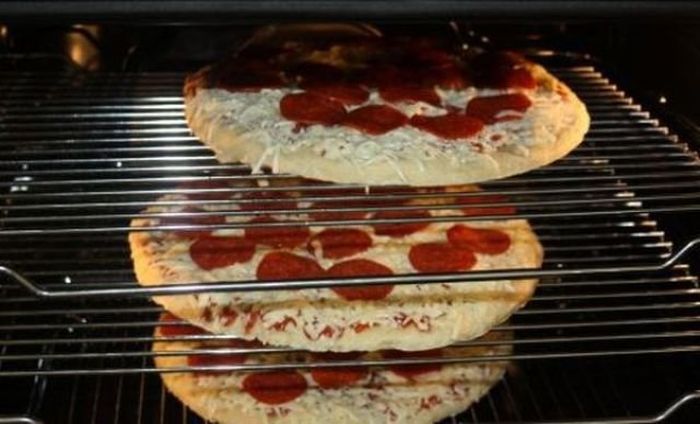 Огромная пицца - бургер (10 фото)
