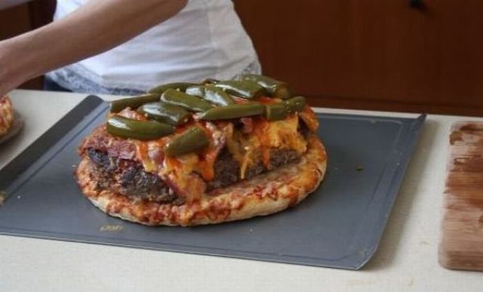 Огромная пицца - бургер (10 фото)