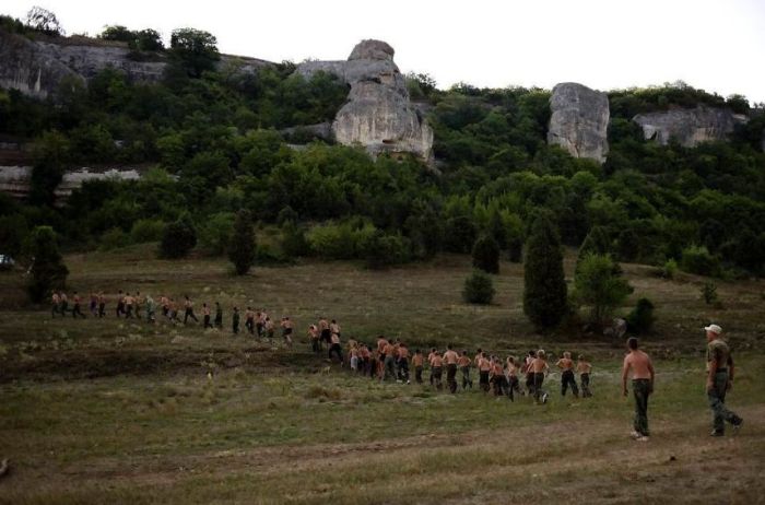 Военный лагерь для подростков в Крыму (20 фото)