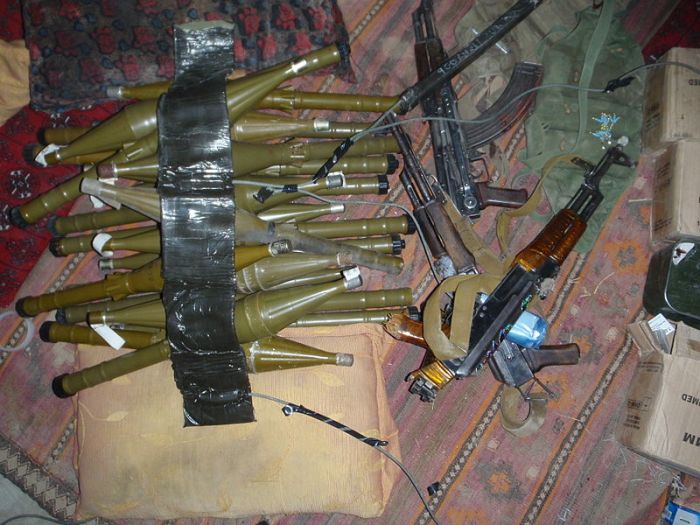 Оружие, конфискованное у талибских повстанцев