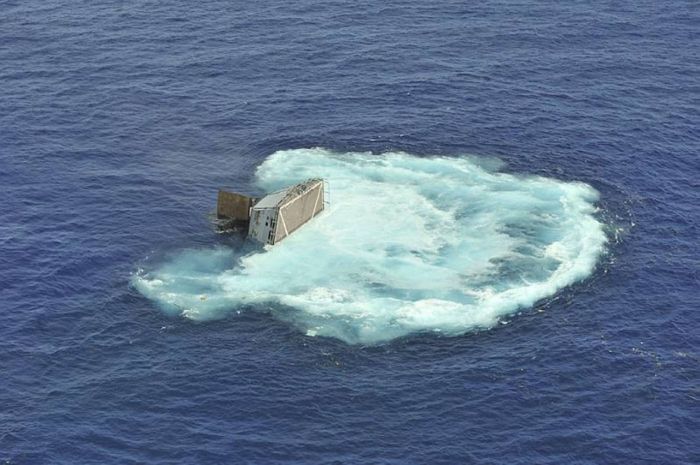 Американский корабль затонувший в море (30 фото)