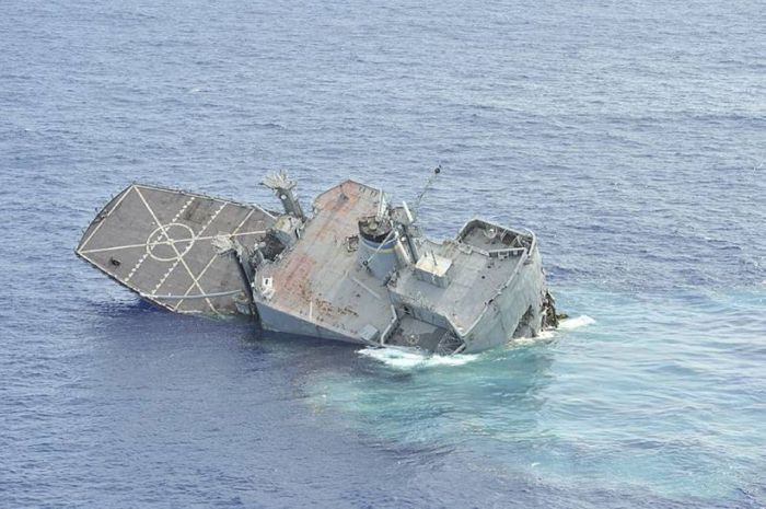 Американский корабль затонувший в море (30 фото)