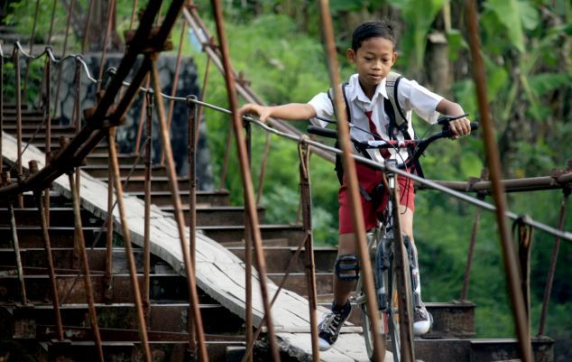 Как индонезийские дети добираются до школы