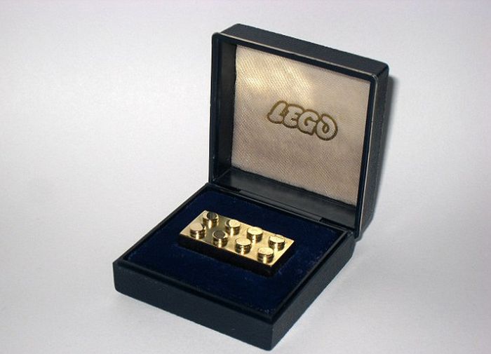 Самые дорогие игрушки: золотой Lego кирпич (5 фото)