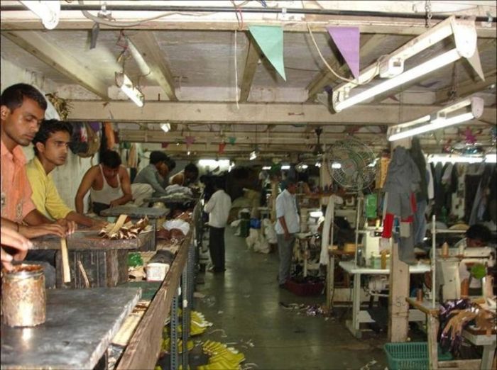 Как производят гламурные туфельки в Индии