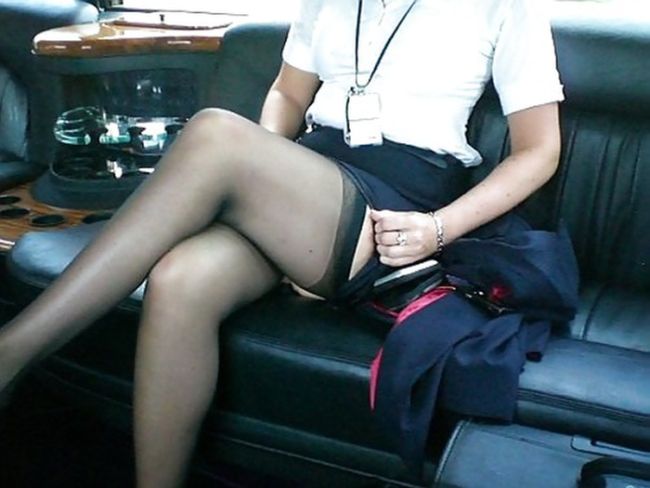 Девушки-стюардессы дурачатся на работе