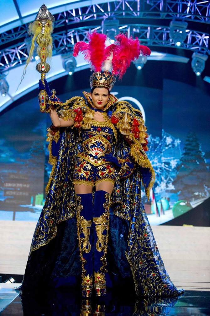 Участницы с конкурса «Мисс Вселенная 2012» в национальных костюмах