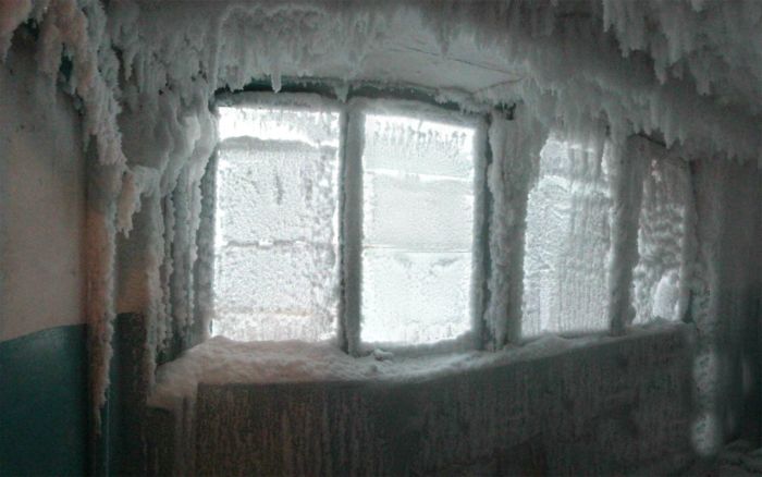 Как выглядит подъезд жилого дома при -59°C за окном
