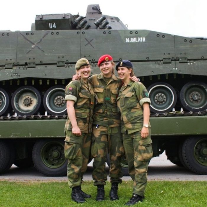 Коллекция симпатичных девушек в армии из разных стран мира