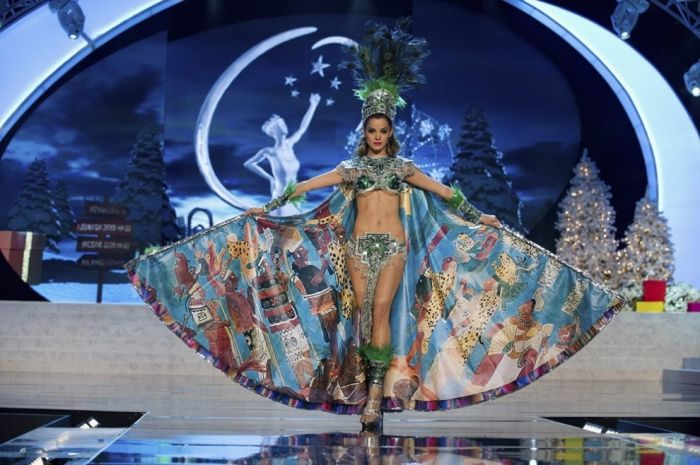 Участницы с конкурса «Мисс Вселенная 2012» в национальных костюмах