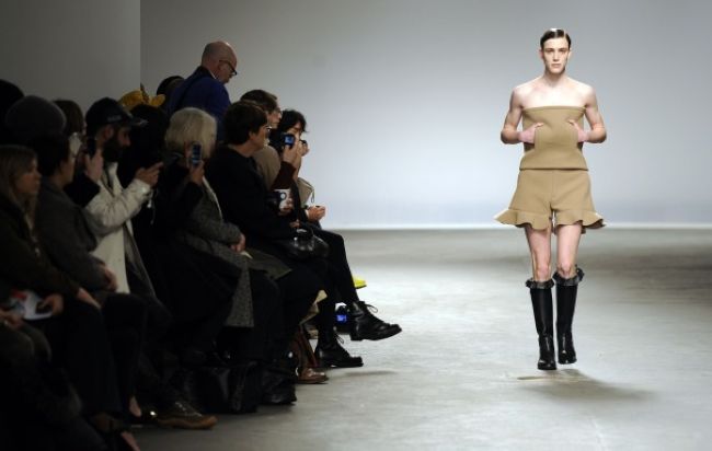 Теперь платья в моде не только у женщин