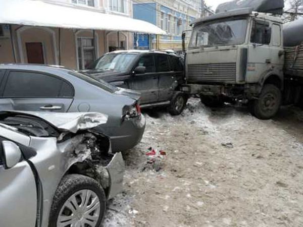 Грузовик протаранил 19 припаркованных авто в Нижнем Новгороде 