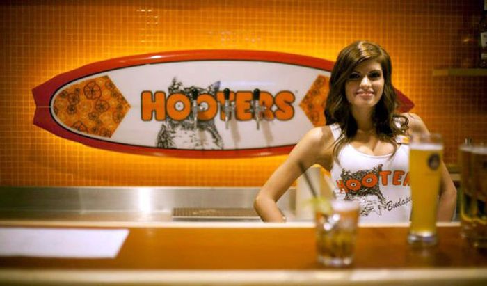     Hooters   (86 )